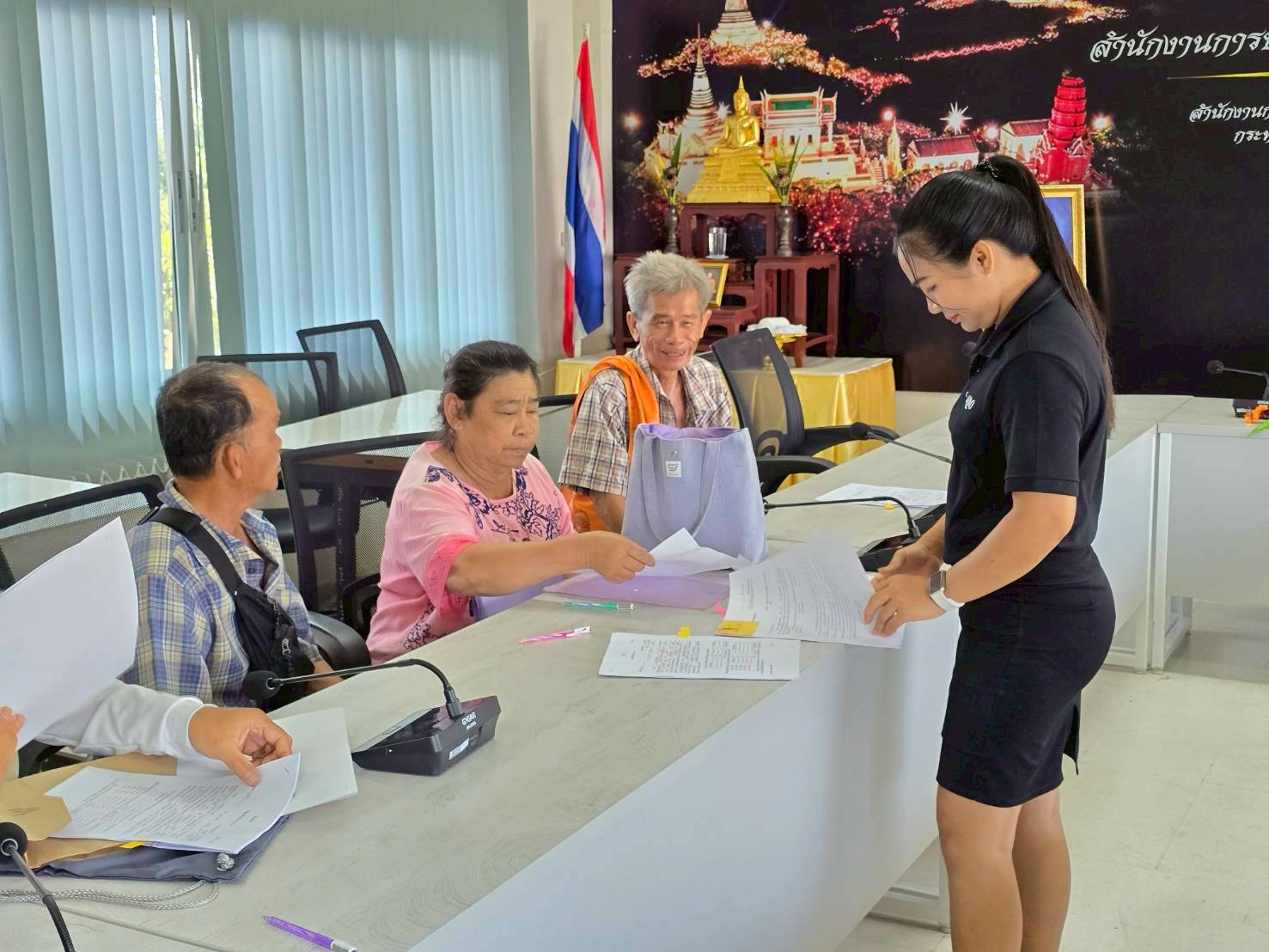 title - ปฏิรูปที่ดินจังหวัดเพชรบุรี มอบหมายกลุ่มการเงินบัญชีและจัดเก็บผลประโยชน์ ดำเนินการจัดทำสัญญากู้ยืมเงินกองทุนการปฏิรูปที่ดินเพื่อเกษตรกรรม และมอบสินเชื่อให้แก่เกษตรกรในเขตปฏิรูปที่ดินจังหวัดเพชรบุรี